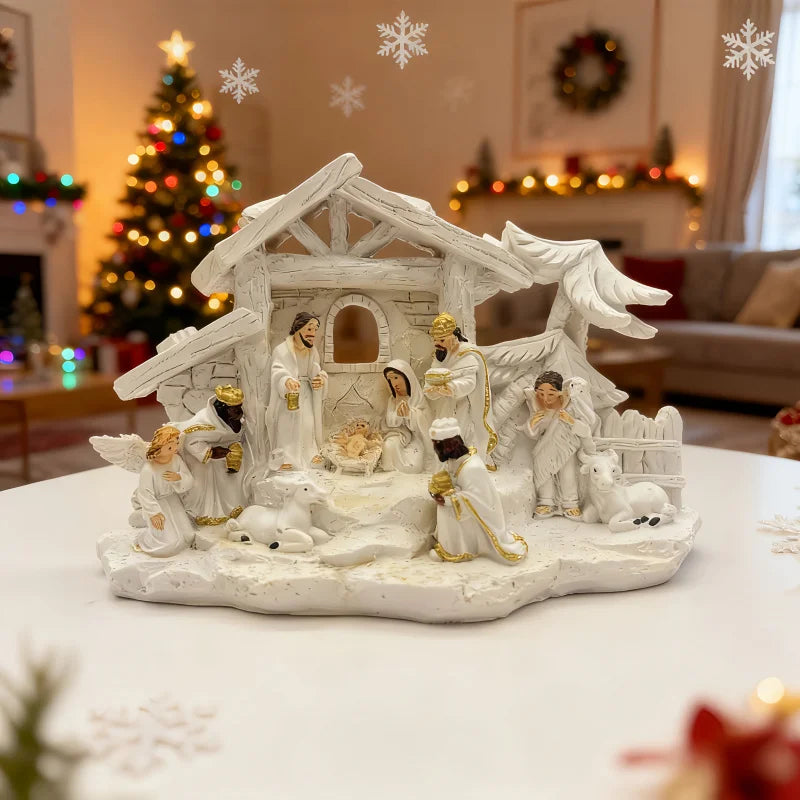 Presépio branco na mesa da sala decorada para o Natal