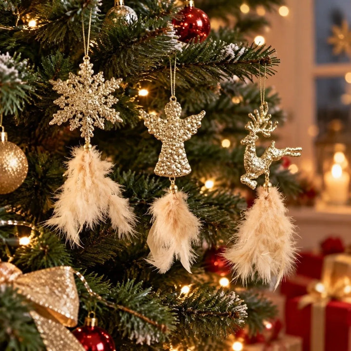 enfeites dourados com penas pendurados na árvore de natal