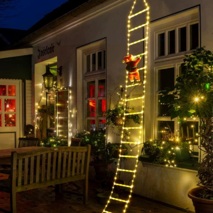 escada de natal led branco quente na entrada da casa