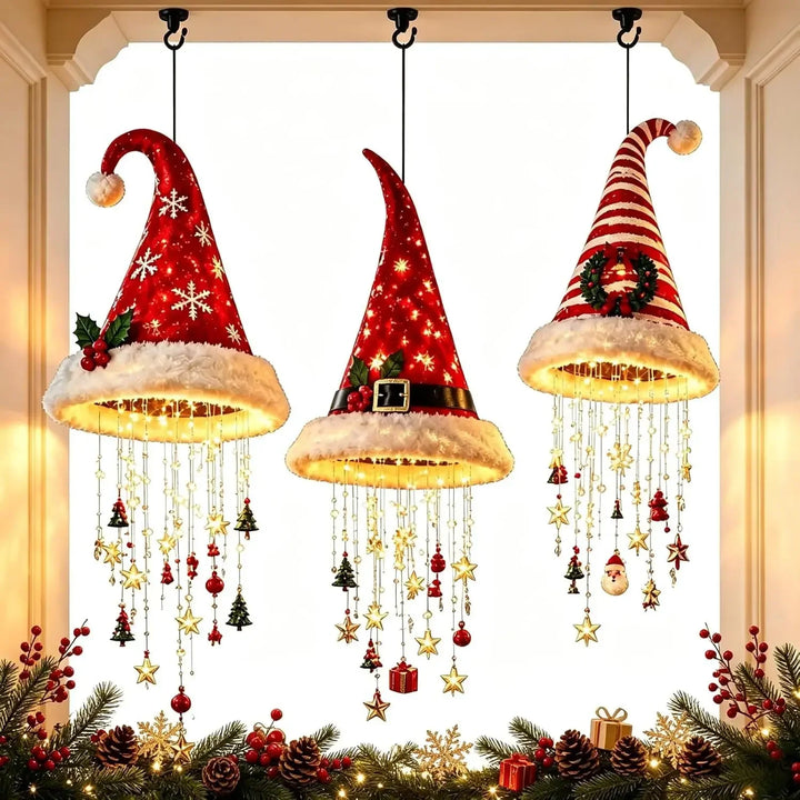 três luminárias gorro de natal penduradas na janela com pingentes dourados