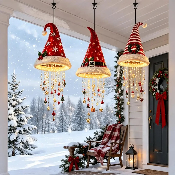 luminárias de natal em formato de gorro penduradas na varanda com neve