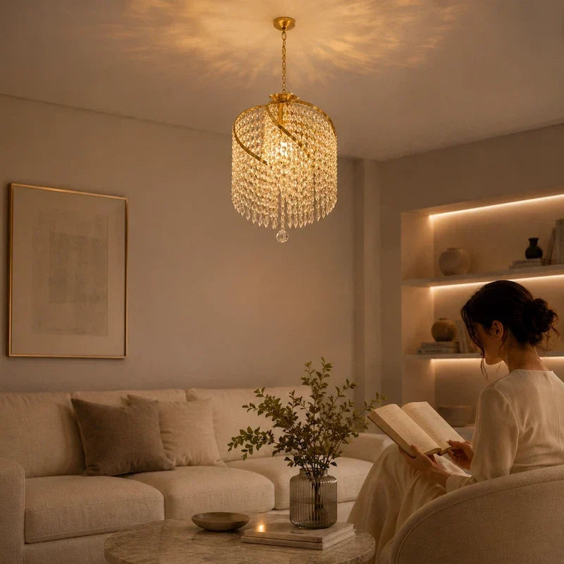 lustre de cristal dourado em sala com leitora