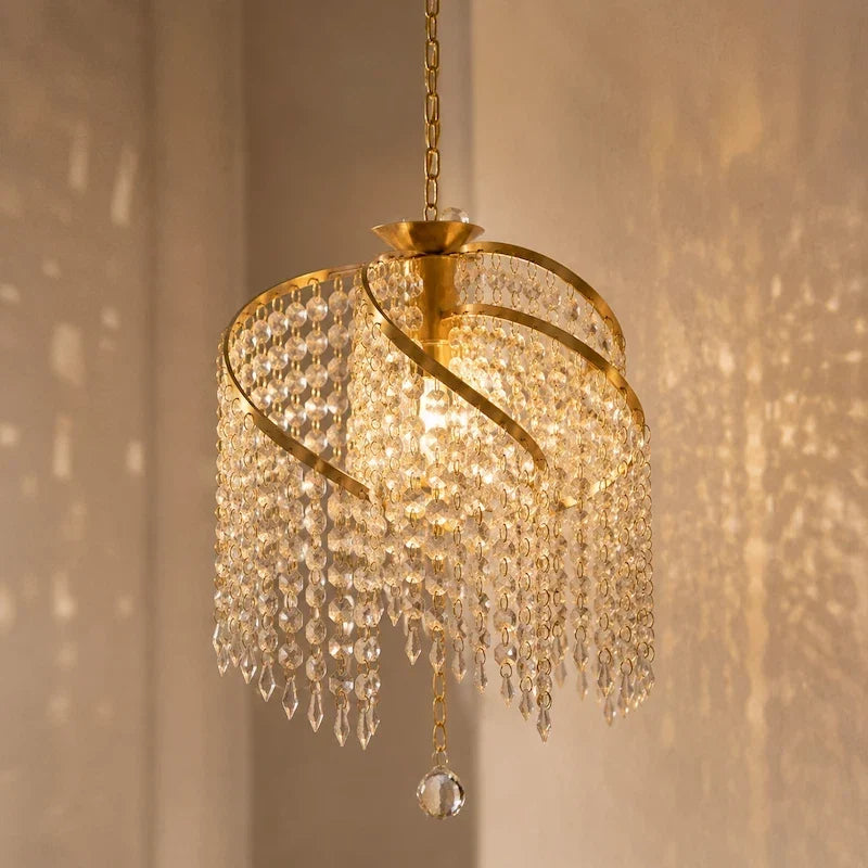 lustre pendente com reflexos de luz na parede