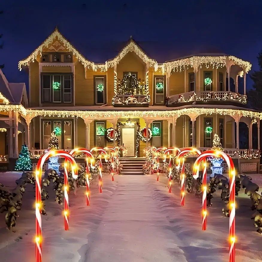 caminho do jardim iluminado por bengalas solares de Natal à noite