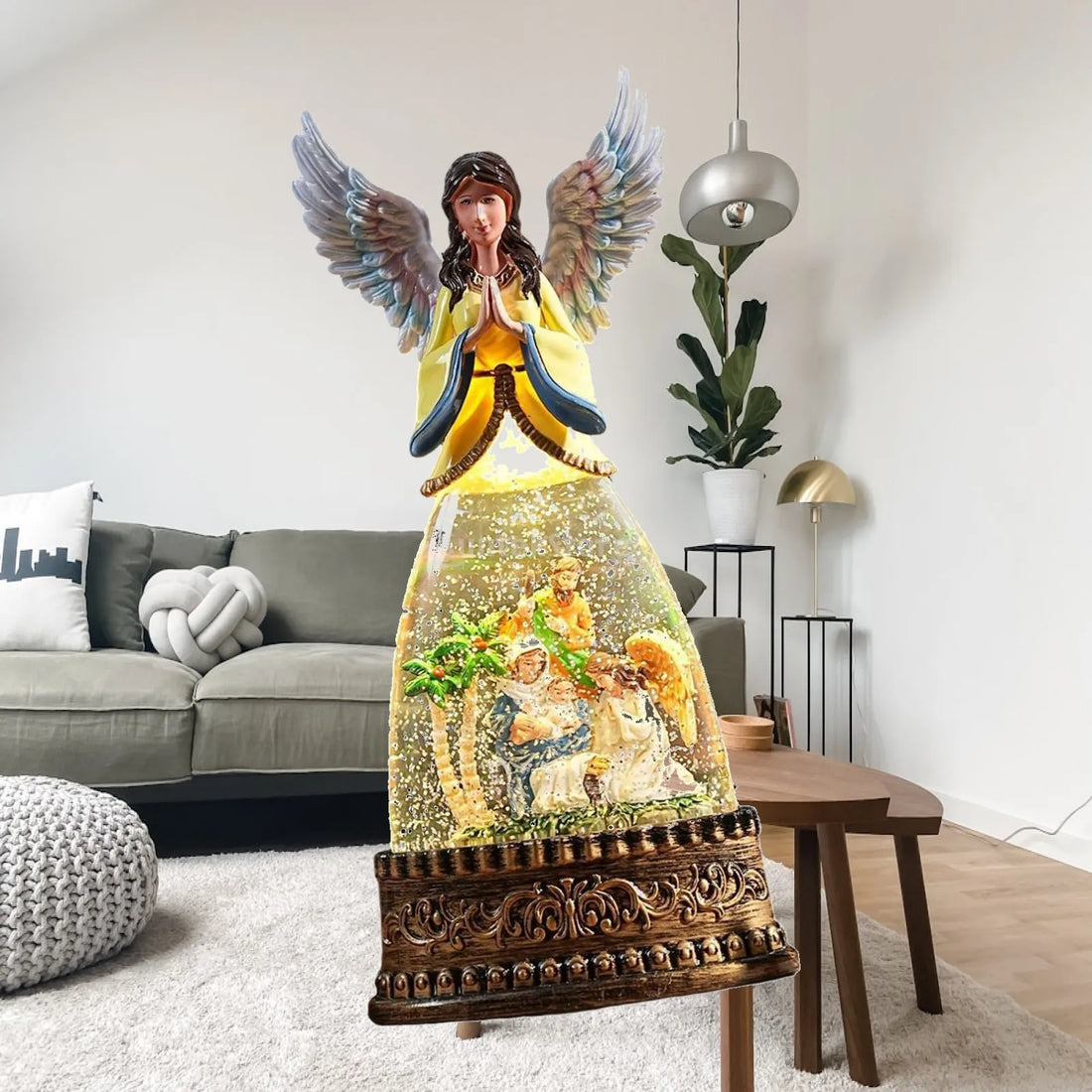 Caixa de música de Natal com anjo e cúpula iluminada sobre a mesa da sala