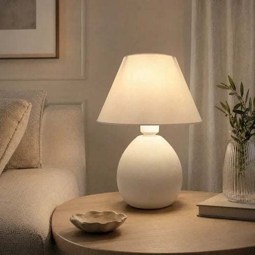 abajur de cerâmica off white em mesa lateral da sala