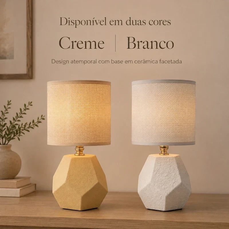 abajures creme e branco com base facetada lado a lado