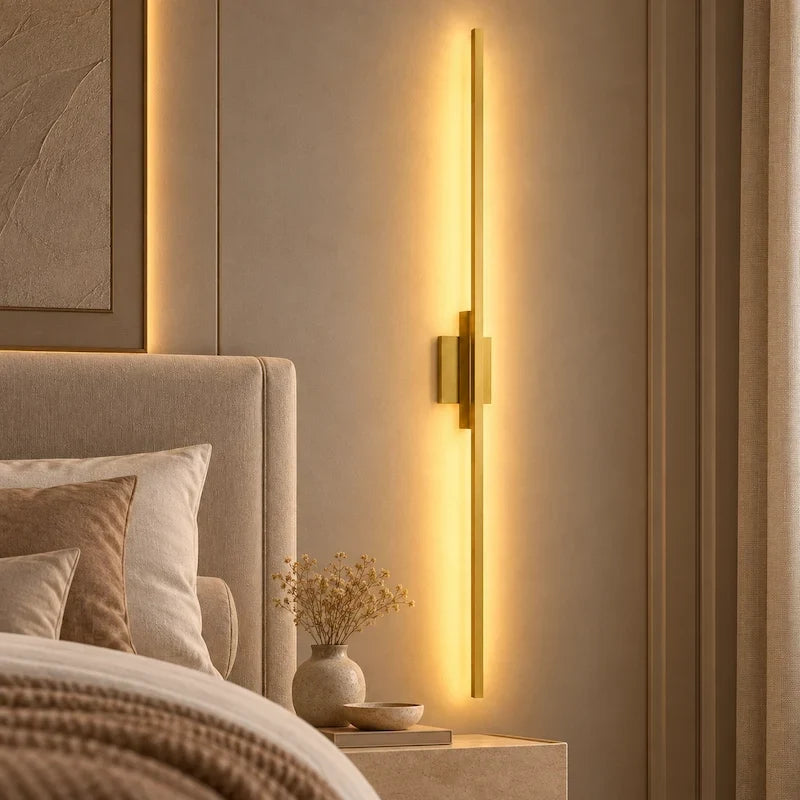 arandela led linear dourada acesa na parede com luz branco quente - detalhe 2