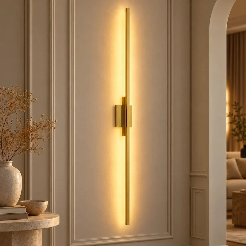arandela led linear dourada acesa na parede com luz branco quente - detalhe 6