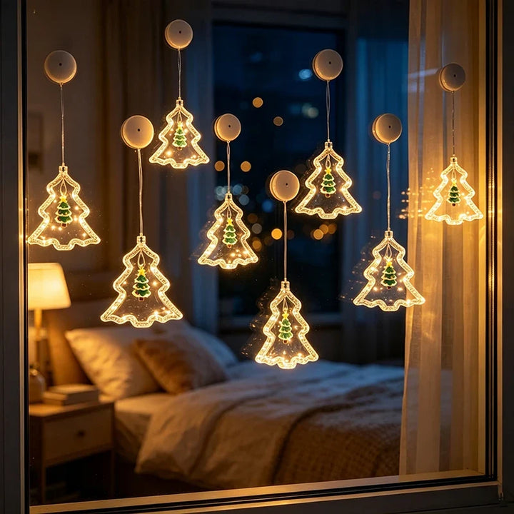 árvores de natal luminosas em janela de quarto à noite