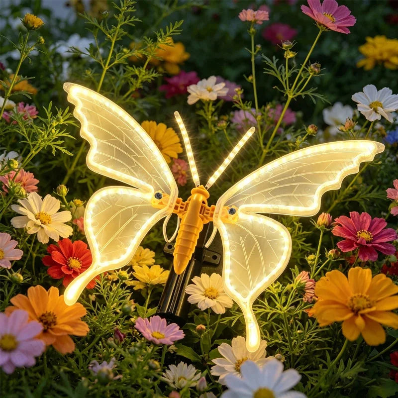 borboleta de led decorativa com asas em movimento no jardim