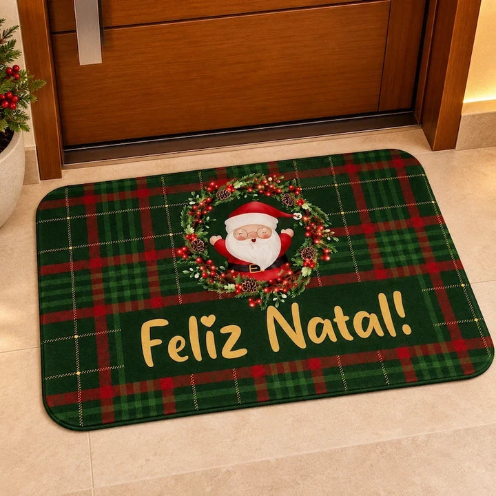 capacho de natal xadrez em frente à porta de madeira