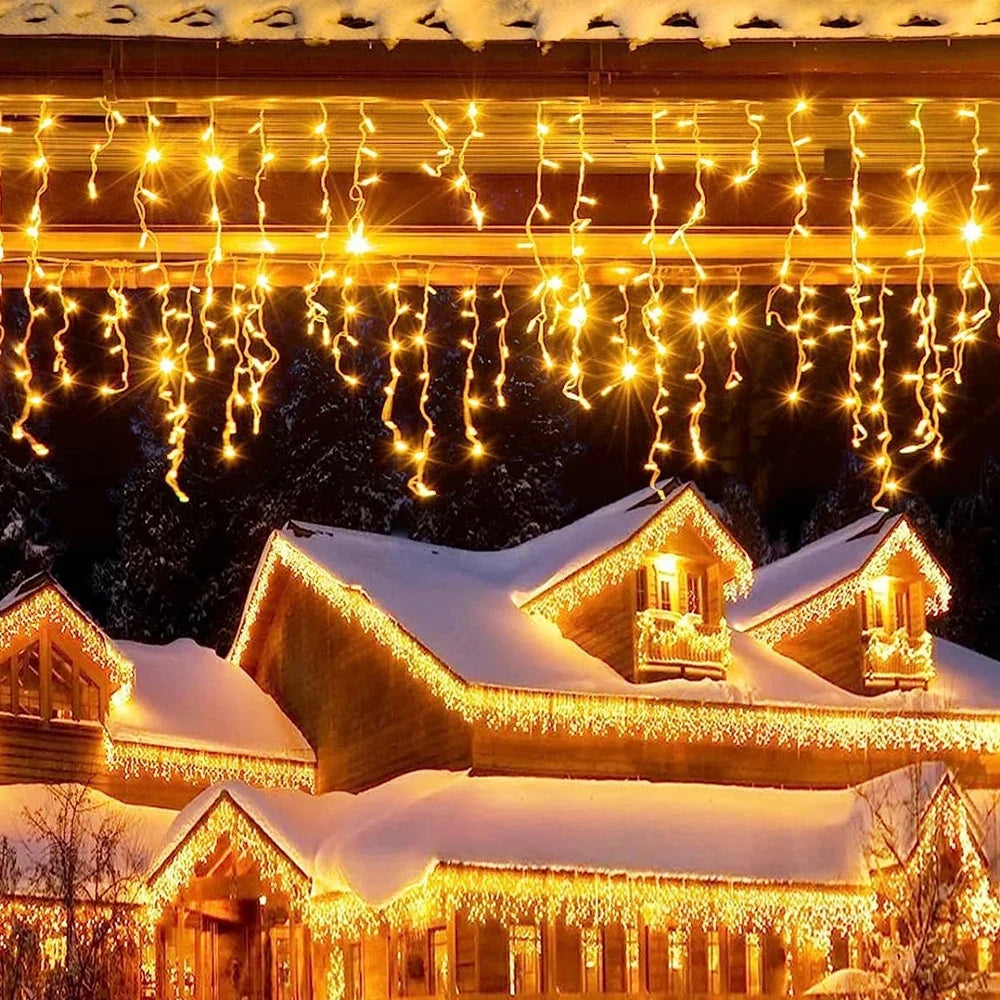 cascata de natal em franja iluminando beiral de casa com neve