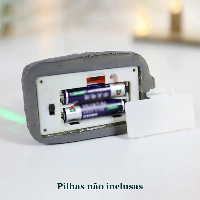 compartimento de pilhas na base da cena de vila de natal