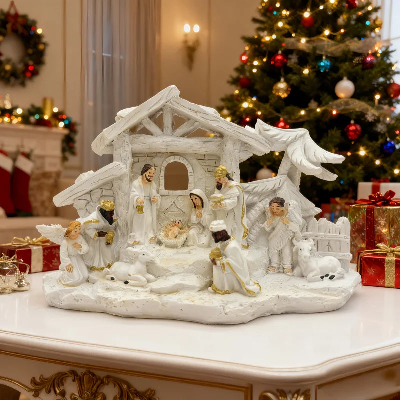 Presépio branco com reis magos ao lado da árvore de Natal