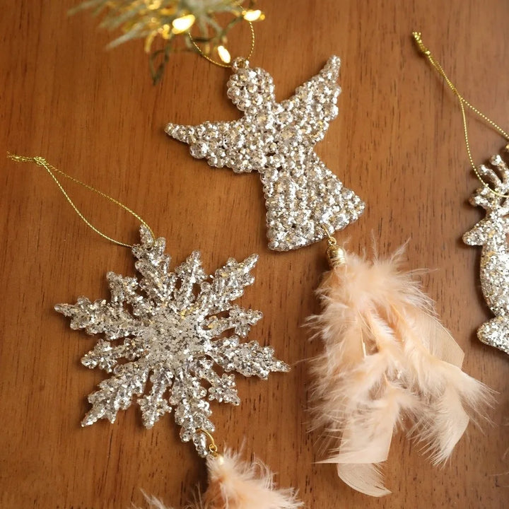 detalhe do enfeite de anjo e floco de neve com glitter e penas