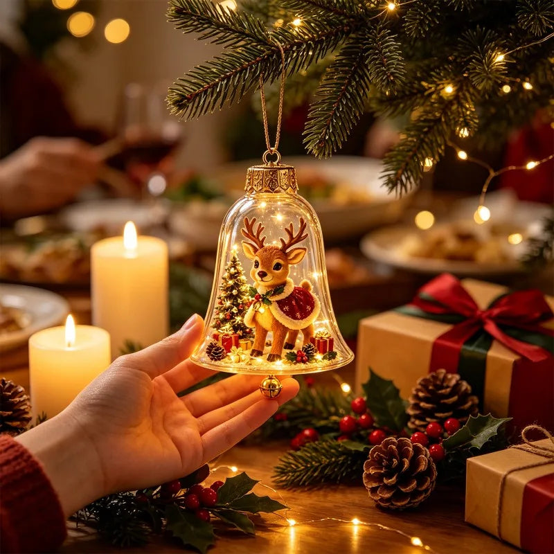 mão segurando enfeite de natal sino de acrílico na mesa da ceia