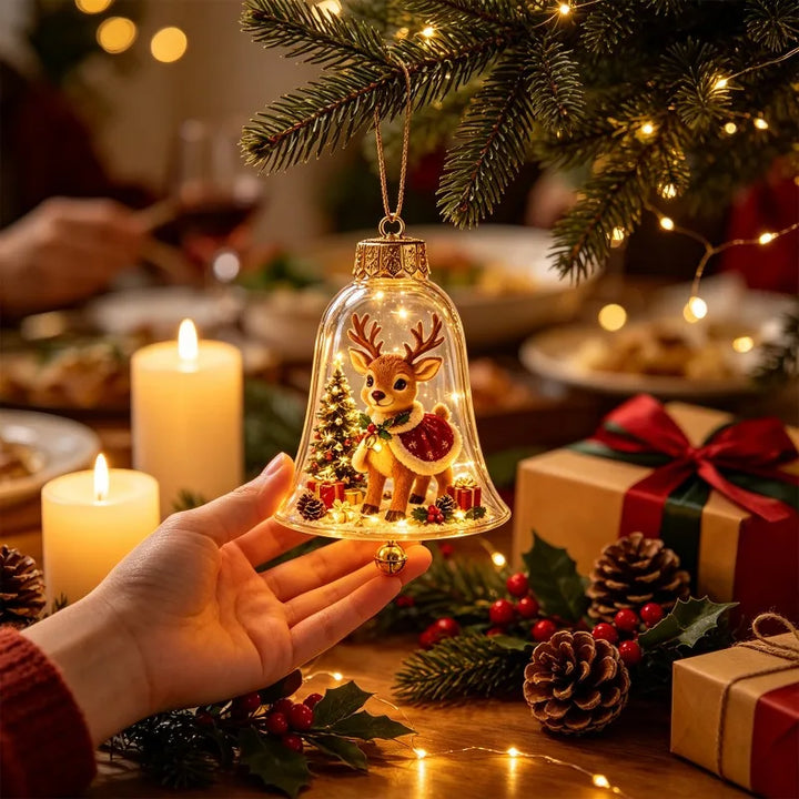 mão segurando enfeite de natal sino de acrílico na mesa da ceia