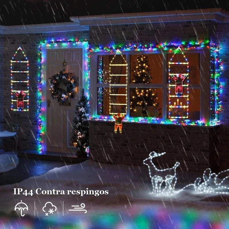 escadas de luz de natal com papai noel na janela da fachada