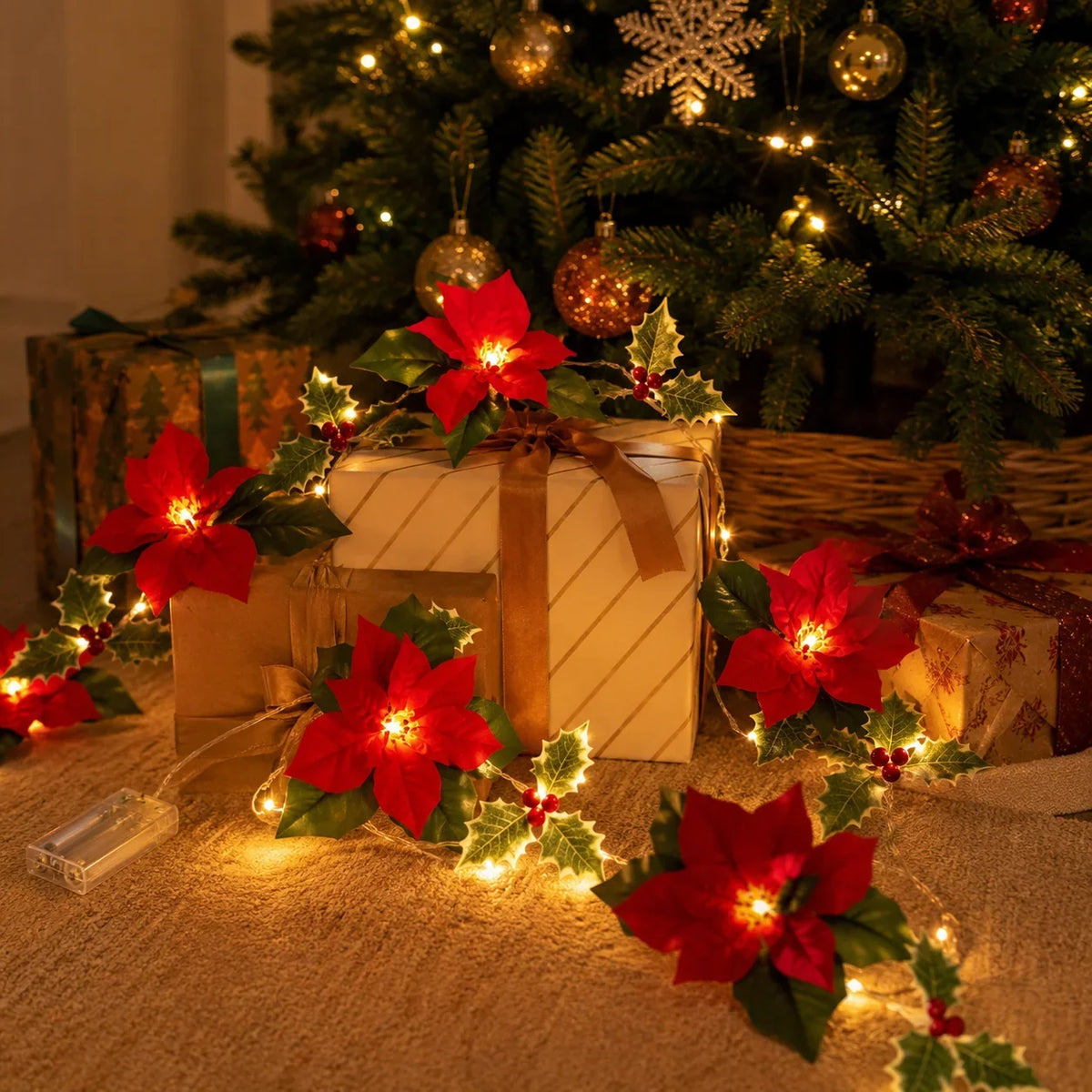 festão de natal com luz entre presentes ao pé da árvore
