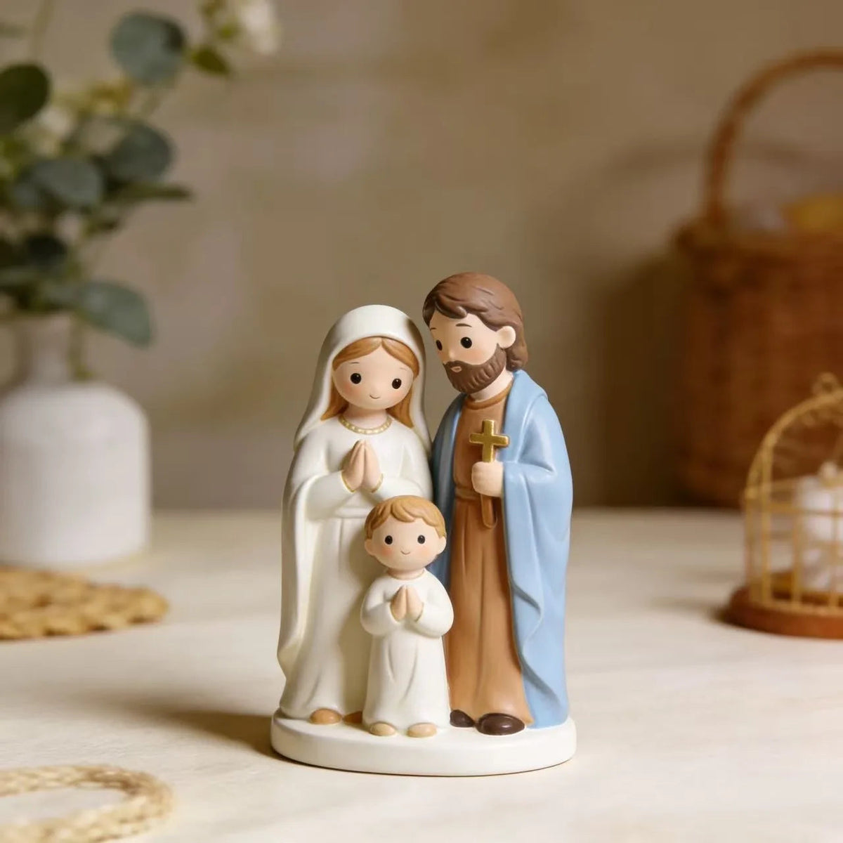Sagrada Família em resina ao lado de cesto e vaso