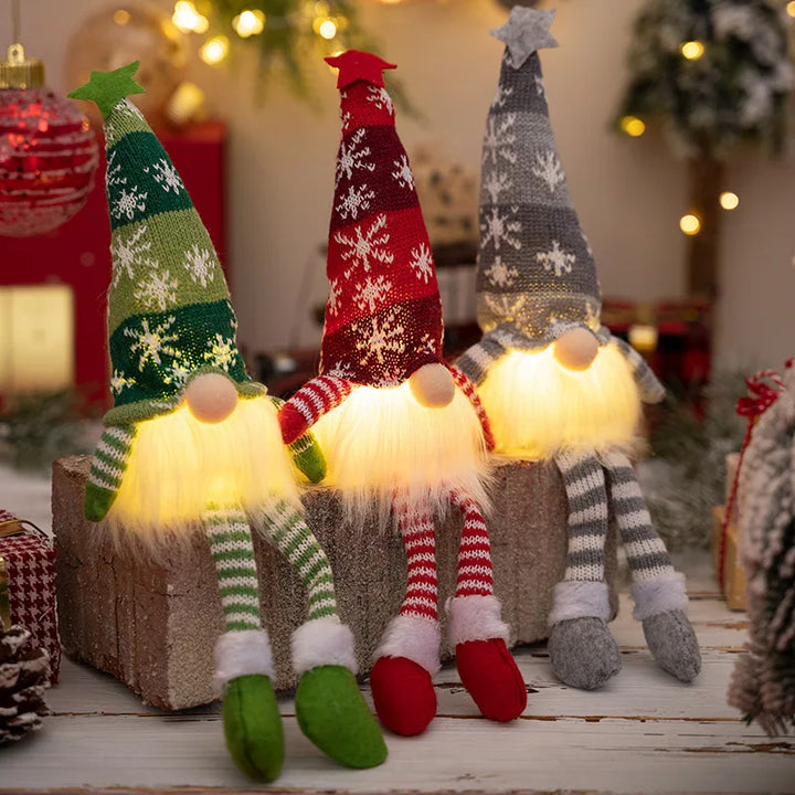 gnomos de natal iluminados verde vermelho e cinza com gorro de tricô