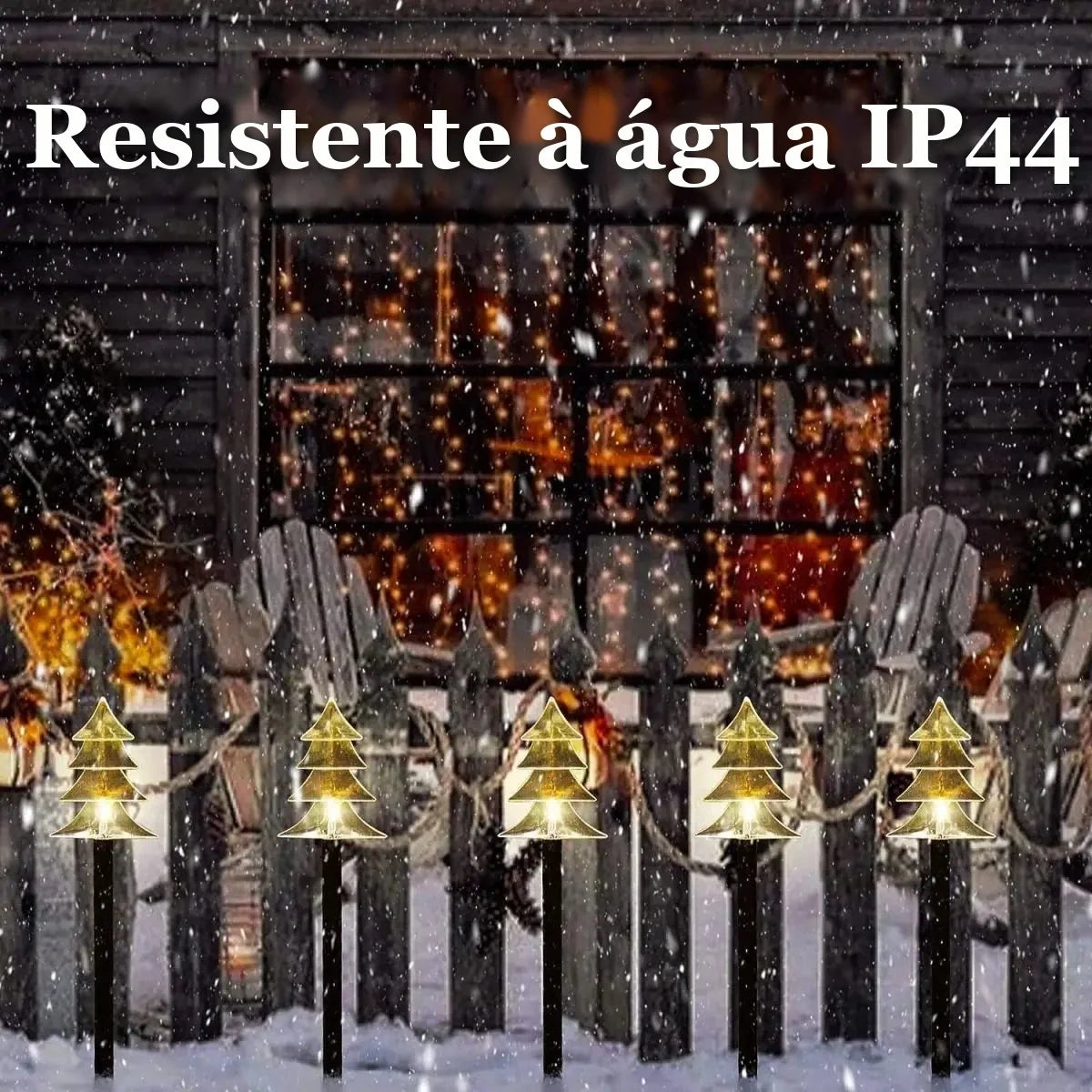 estacas solares de natal formato árvore iluminando cerca do jardim