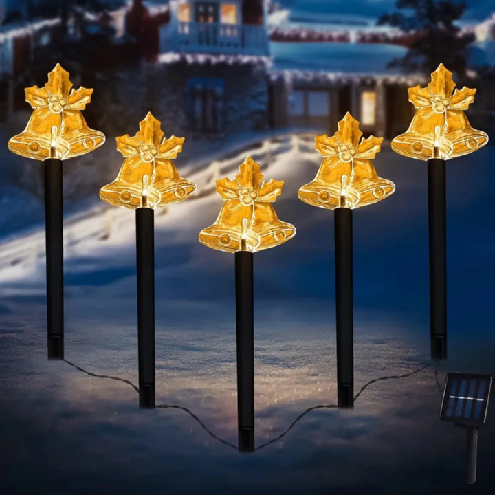 estacas solares de natal formato sino iluminando caminho com neve