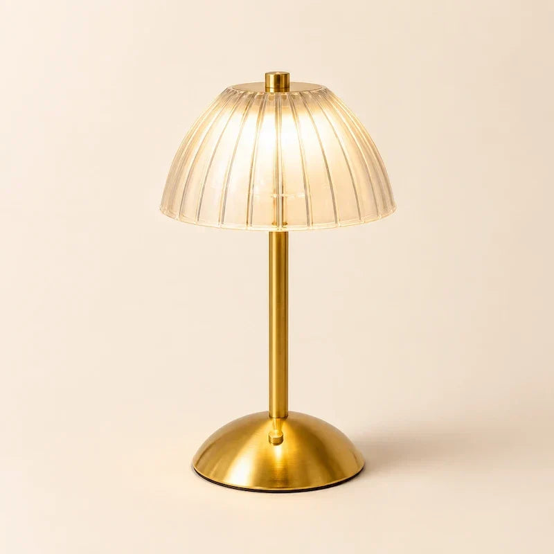 luminária de mesa dourada com cúpula translúcida canelada