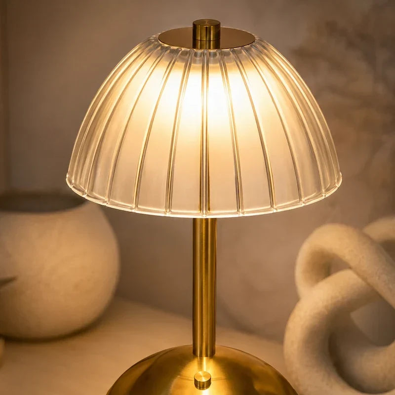 luminária de mesa dourada com cúpula translúcida canelada composição na decoração