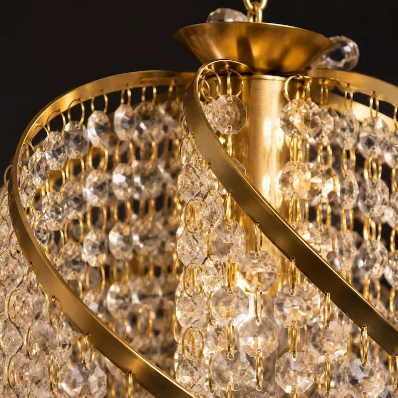 detalhe das pedrarias de cristal e da estrutura dourada do lustre