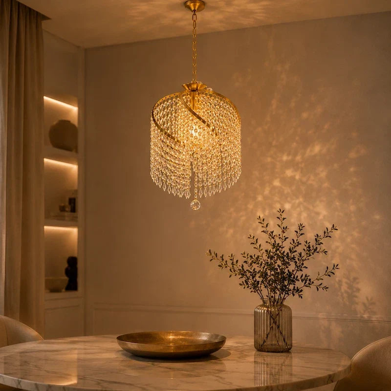 lustre pendente sobre mesa de centro com travertino