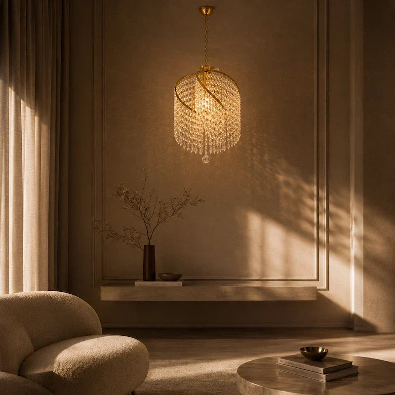 lustre de cristal em ambiente com cortina e aparador