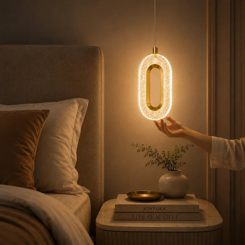 luminária pendente dourada com acrílico transparente efeito bolhas em ambiente decorado