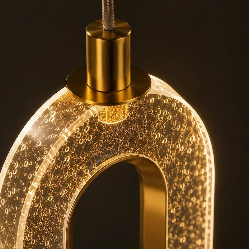 luminária pendente dourada com acrílico transparente efeito bolhas detalhe do acabamento