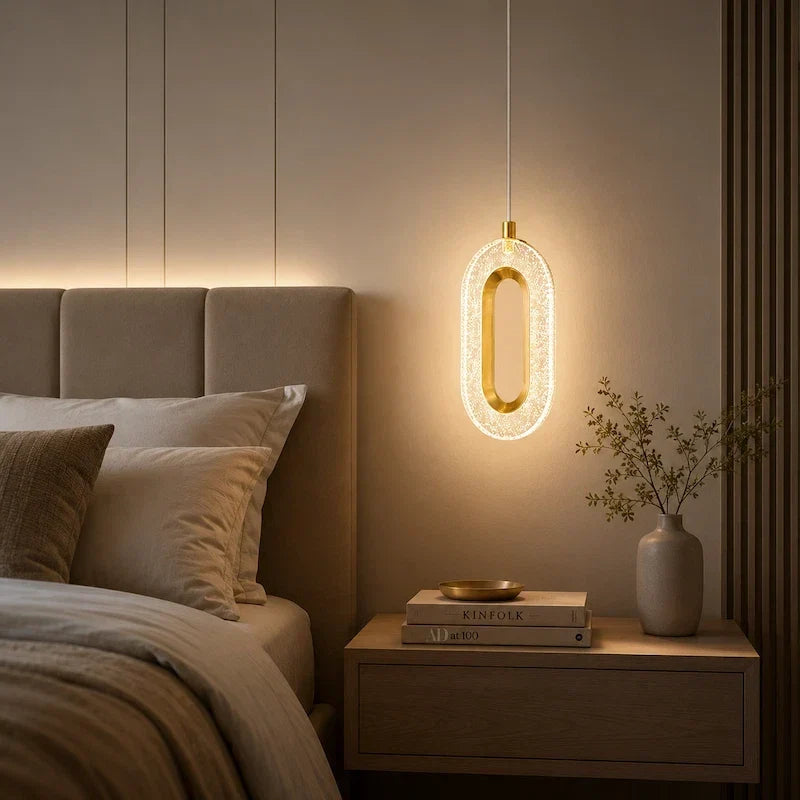 luminária pendente dourada com acrílico transparente efeito bolhas vista de perto