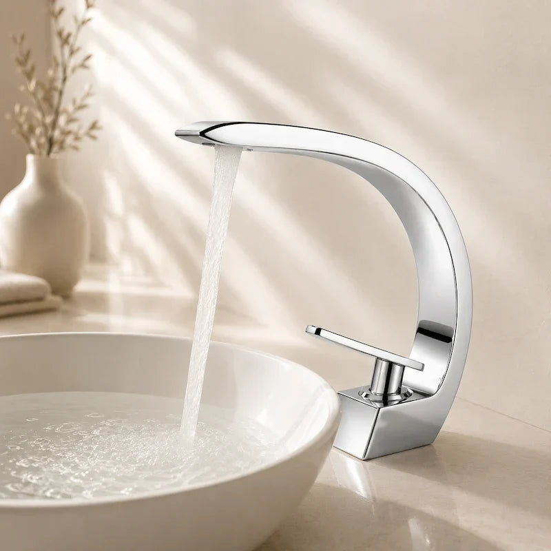 torneira de banheiro monocomando cascata cromada em ambiente decorado