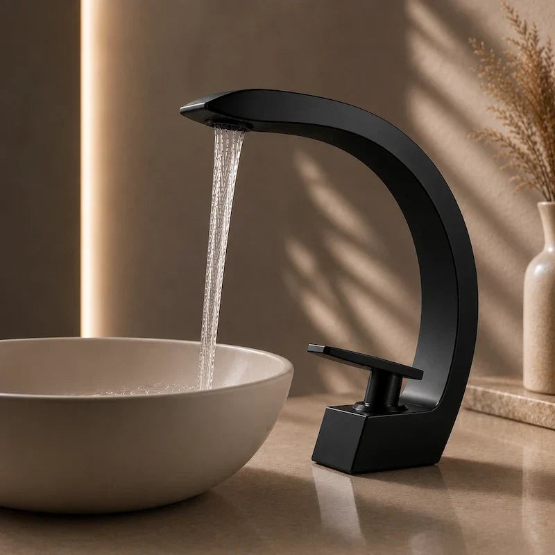 torneira preta cascata em lavabo com luz suave