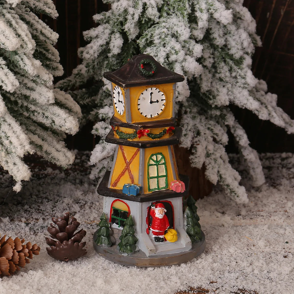 torre de natal em resina iluminada sob árvore com neve