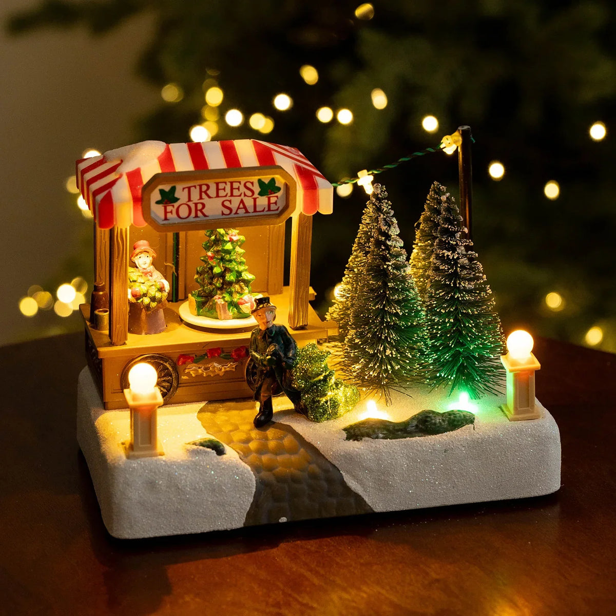 barraca de árvores de natal em miniatura iluminada com luzes coloridas